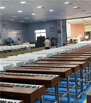 Ein Onkel spielt beim Gemüseverkauf E-Piano.